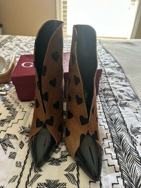Heart-Print Brown Ankle Boots with Black Patent Pointed Toe